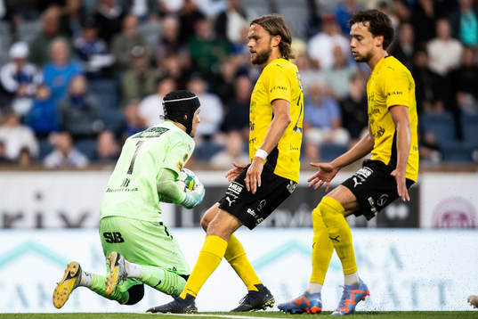 Mjällbys målvakt Noel Törnqvist, Tom Pettersson och