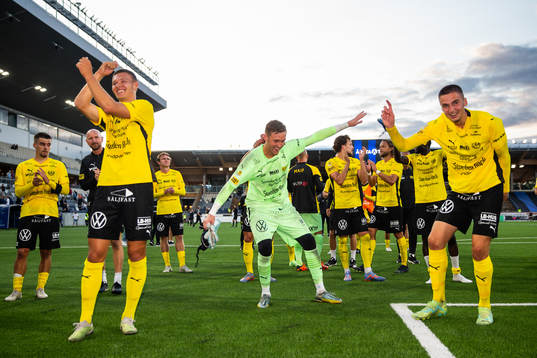 Mjällbys målvakt Noel Törnqvist jublar med lagkamrater