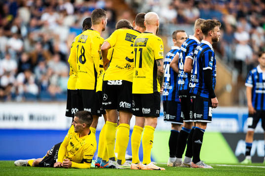 Mjällbys Jesper Gustavsson ligger ner i muren