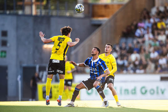 Mjällbys Colin Rösler och Jesper Gustavsson mot Sirius
