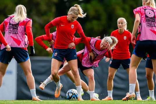 Ada Hegerberg and Thea Bjelde of the Norwegian women’s