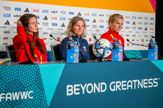 Tuva Hansen, head coach Hege Riise and Ada Hegerberg of the