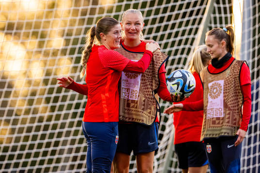 Maren Mjelde and Frida Maanum of the Norwegian women’s