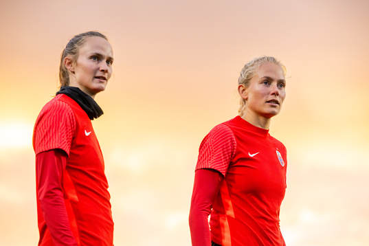 Caroline Graham Hansen and Guro Bergsvand of the Norwegian