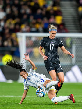 Jaclyn Sawicki of Philippines and Hannah Wilkinson of New
