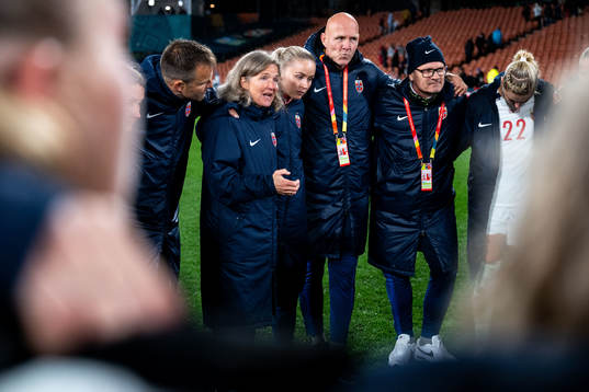 Goalkeeper coach Jon Knudsen, head coach Hege Riise, Anna