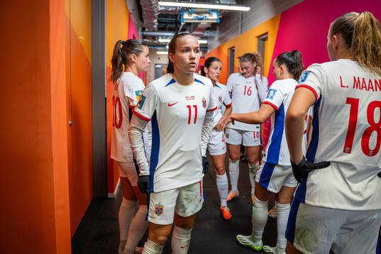 Guro Reiten and players of Norway at half-time