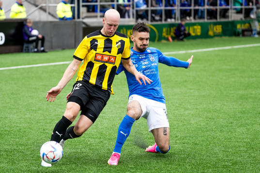 Valgeir Lunddal of BK Häcken and René Joensen of Klaksvik