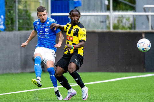 Claes Kronberg of Klaksvik and Ibrahim Sadiq of BK Häcken