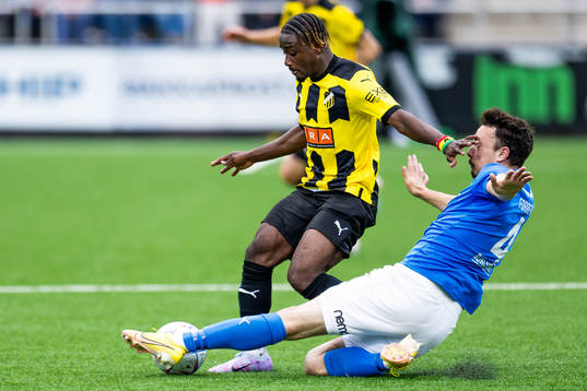 Ibrahim Sadiq of BK Häcken and Vegard Forren of Klaksvik