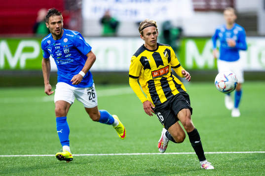 Hallur Hansson of Klaksvik and Pontus Dahbo of BK Häcken
