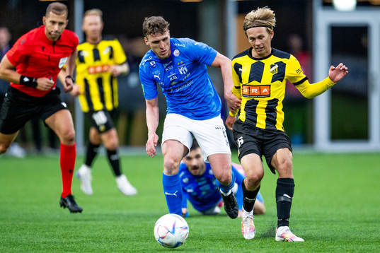 Deni Pavlović of Klaksvik and Pontus Dahbo of BK Häcken