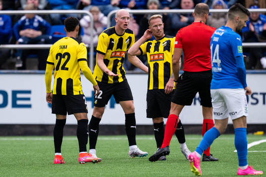 Valgeir Lunddal and Mikkel Rygaard Jensen of Häcken reacts