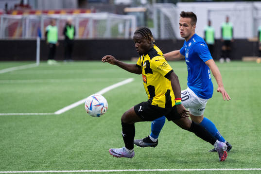 Ibrahim Sadiq of Häcken and Børge Petersen of Klaksvik