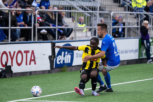 Ibrahim Sadiq of Häcken and Børge Petersen of Klaksvik