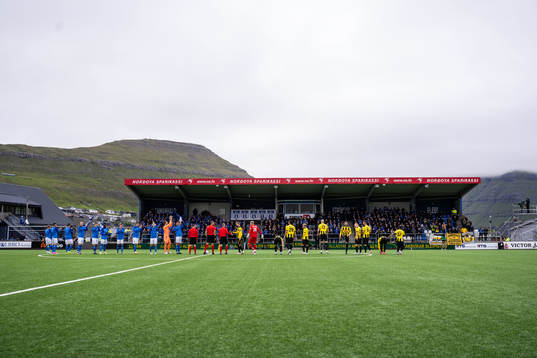 Players of of Klaksvik and Häcken