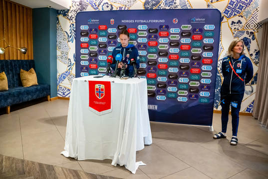 Caroline Graham Hansen and head coach Hege Riise of the