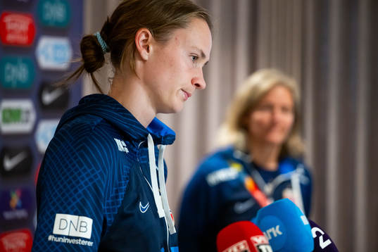 Caroline Graham Hansen and head coach Hege Riise of the