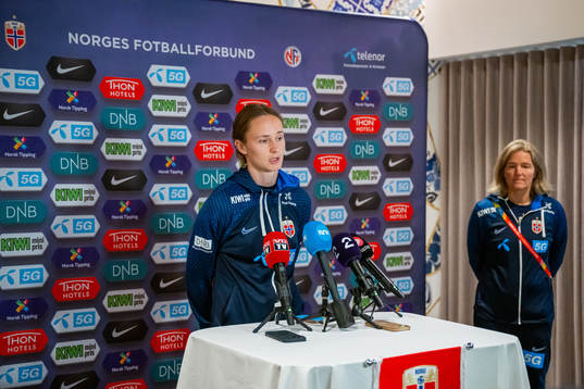 Caroline Graham Hansen and head coach Hege Riise of the