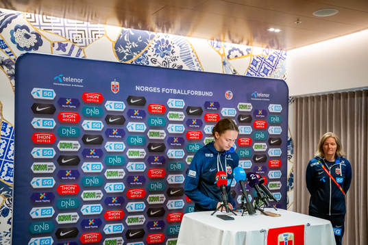 Caroline Graham Hansen and head coach Hege Riise of the
