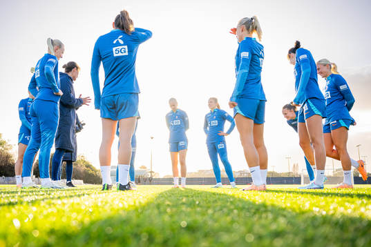 Sara Hørte, Julie Blakstad and players of the Norwegian