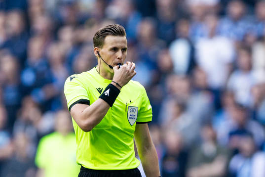 Referee Sander Van Der Eijk