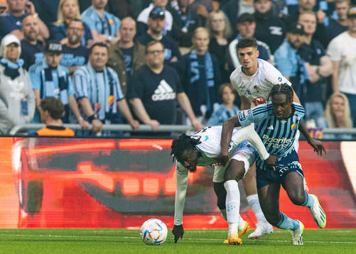 Nicky Beloko of Luzern and Joel Asoro of Djurgården