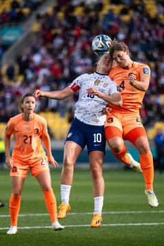 Lindsey Horan of USA and Aniek Nouwen of Netherlands