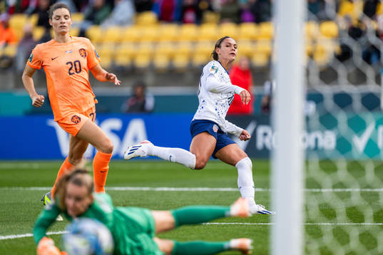Dominique Janssen and goalkeeper Daphne van Domselaar of