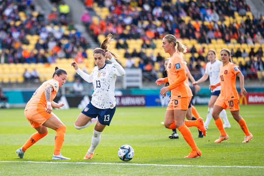 Sherida Spitse and Jill Roord of Netherlands defend against