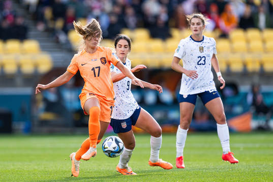 Victoria Pelova of Netherlands and Savannah Demelo of USA