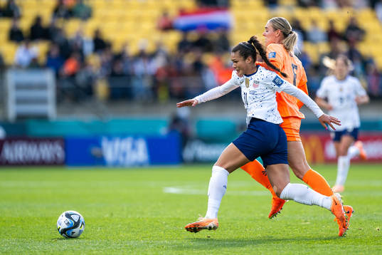 Sophia Smith of USA and Jill Roord of Netherlands
