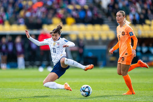 Sophia Smith of USA and Jill Roord of Netherlands