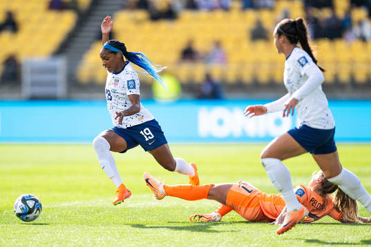 Crystal Dunn of USA and Victoria Pelova of Netherlands