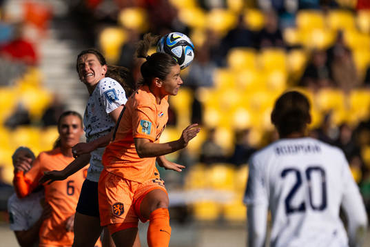 Andi Sullivan of USA and Damaris Egurrola of Netherlands