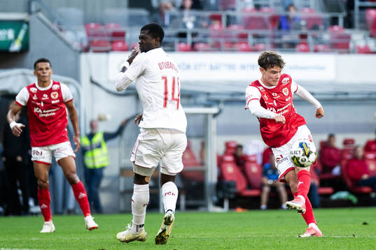 Yusuf Otubanjo of Pyunik and Jacob Trenskow of Kalmar
