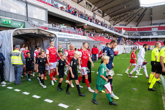 Players of Kalmar marching in