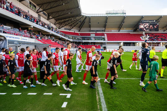 Players of Kalmar marching in