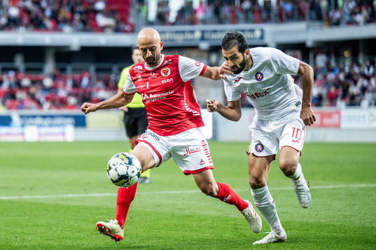 Robert Gojani of Kalmar and Artak Grigoryan of Pyunik