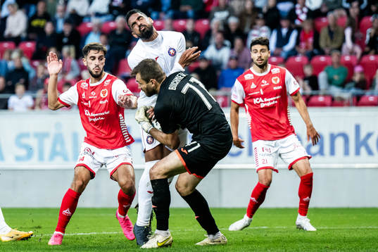 Noah Shamoun of Kalmar against Juan Bravo and goalkeeper