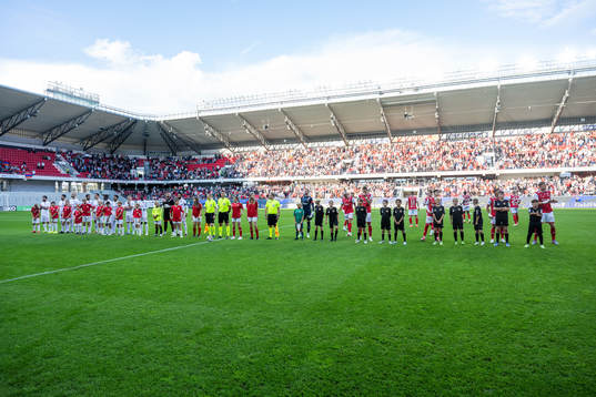 The teams at line up
