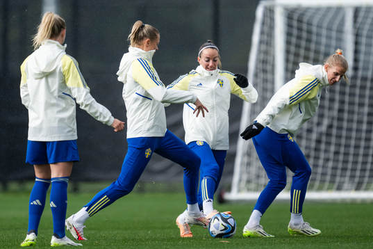 Fridolina Rolfö, Kosovare Asllani and Sofia Jakobsson of