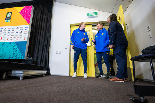Press officer Fredrik Madestam and head coach Peter