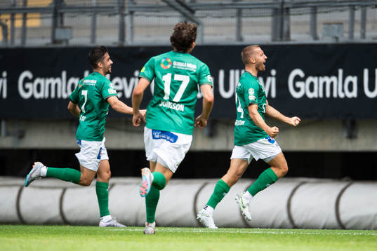 Brages Jacob Stensson jublar med lagkamrater