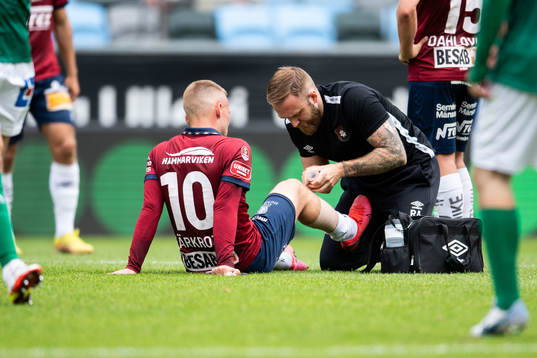 Örgrytes Nicklas Bärkroth har ont och får vård