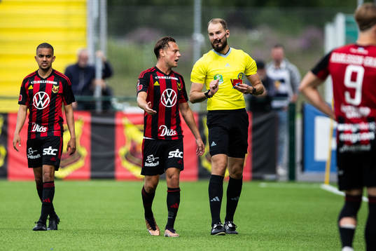 Östersunds Cesar Weilid tilldelas rött kort av Domare