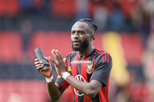 Östersunds Mansour Sinyan tackar publiken