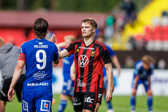 Östersunds Jakob Hedenquist  tackar GIF Sundsvalls Linus