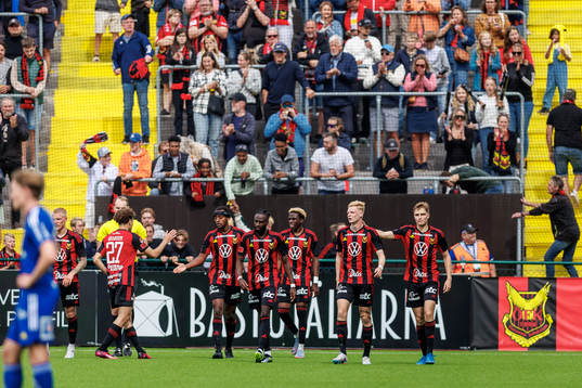 Östersunds Malcolm Stolt  jublar med lagkamrater