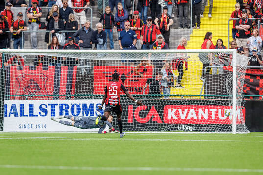 Östersunds Malcolm Stolt  (ej i bild) gör 1-1 bakom GIF